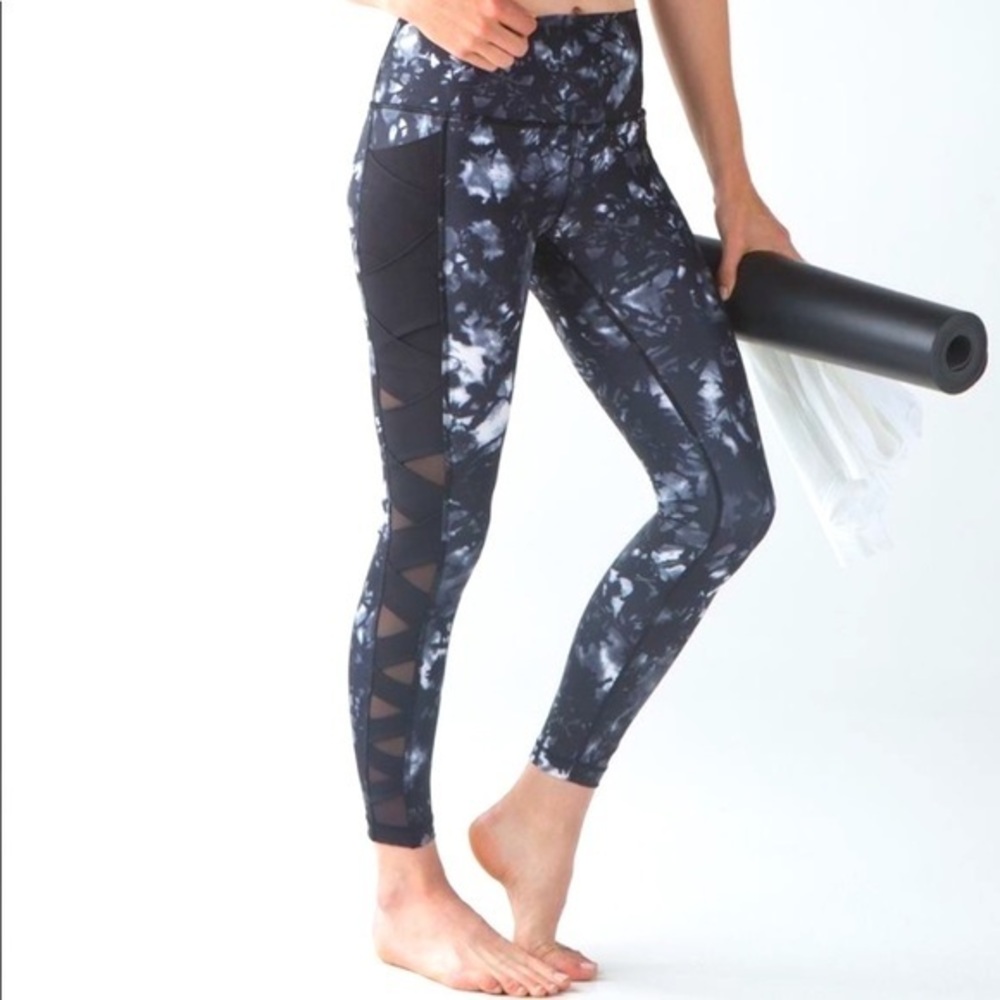Lululemon Rise and Flow Pant Dusk Dye Black and White- Size 6